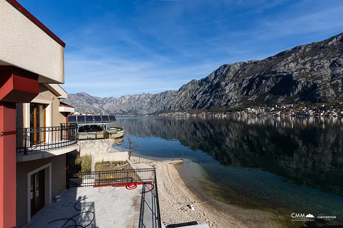 Eine luxuriöse dreistöckige Villa in erster Meereslinie in Kotor